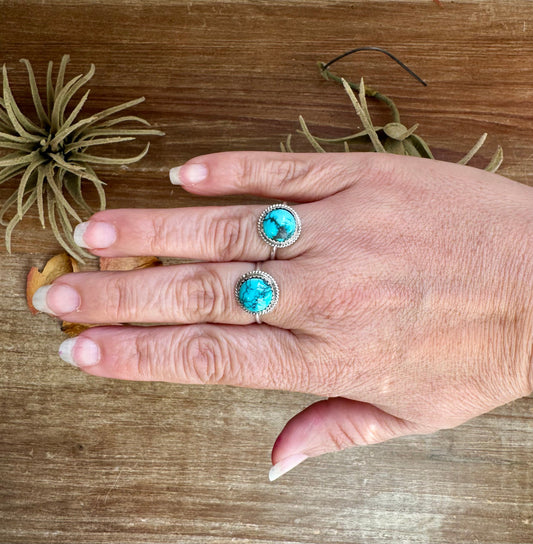 Round Kingman Turquoise Ring – Sterling Silver by Esther White, Navajo Handmade (Size 8.5)